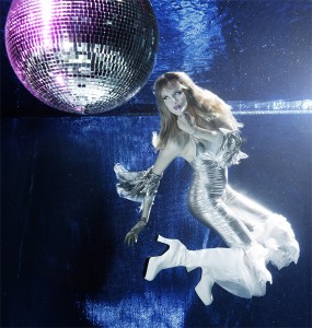 ElischebaTV Nr.28 – Unterwassermodel Elischeba Wilde als Disco-Queen und im Barock-Style im Pool